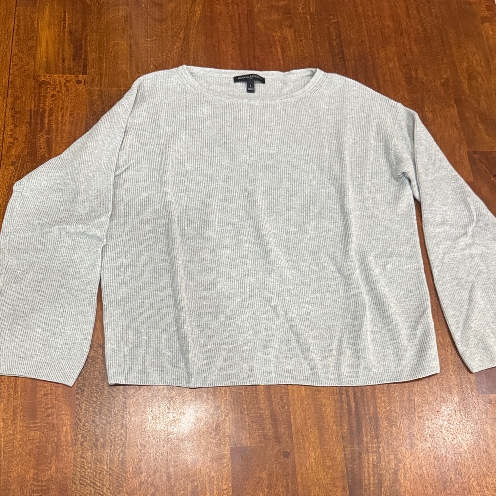 Banana Republic Women's Gray Sweater- color is a bit darker in person